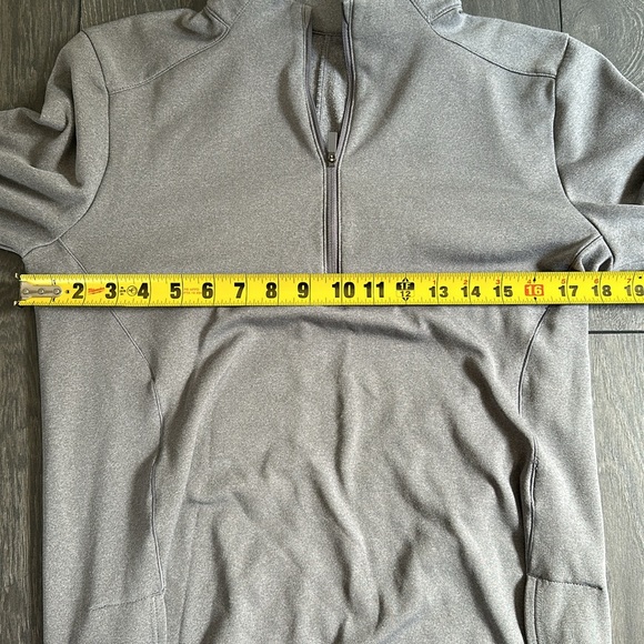 Woman’s Nike 1/4 zip up - Picture 4 of 5